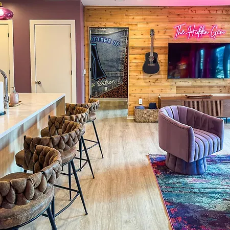 Walk To Broadway From The Hidden Gem With Pool Gym And Holiday home Nashville