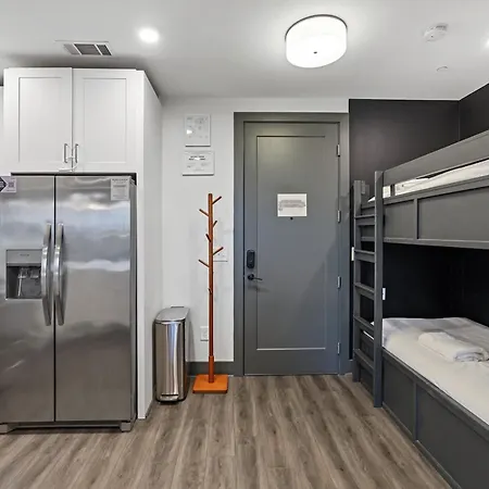 Modern For 6 With Rooftop & Gym Near Dt Holiday home *