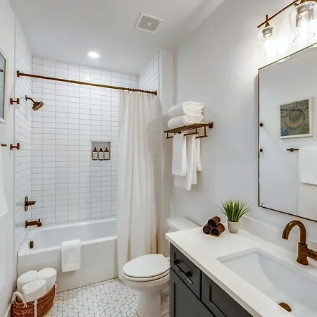 Two Beautiful Luxury Renovations Near Downtown Holiday home