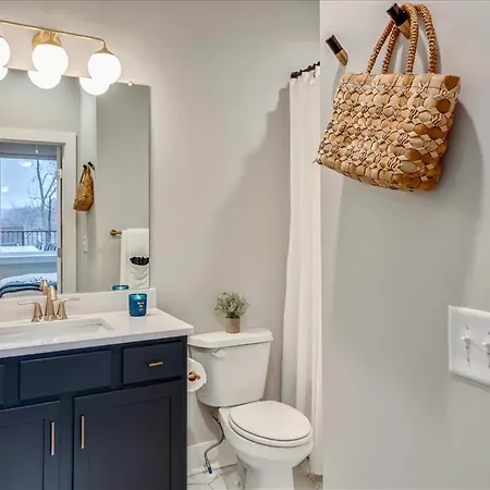 Beautiful New Townhome Hot Tub Holiday home