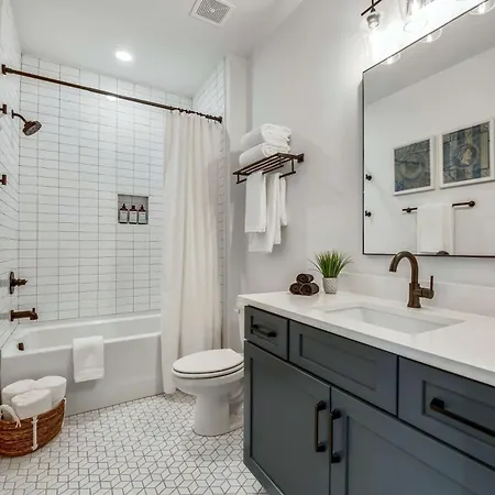 Holiday home Two Beautiful Luxury Renovations Near Downtown