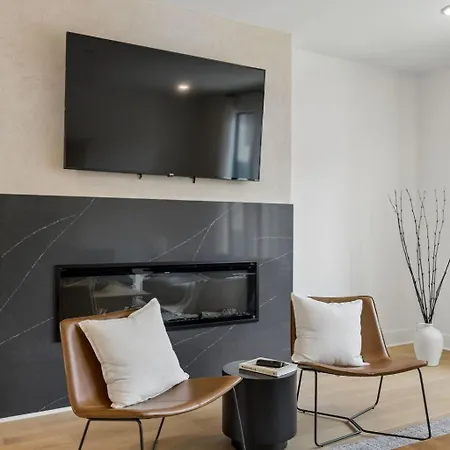 Elegant Townhome Rooftop Hot Tub & Fireplace Holiday home *