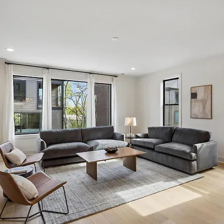 Stylish 3-story Townhome Hot Tub & Fireplace