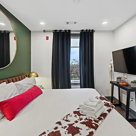 Modern For 6 With Rooftop & Gym Near Dt Holiday home
