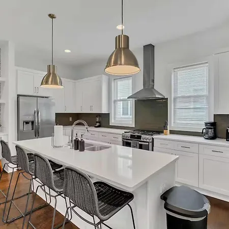 Stylish Townhome W Rooftop Views Near Broadway Nashville