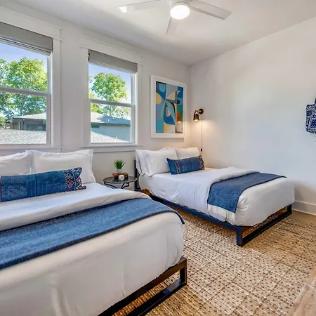 Holiday home Two Beautiful Luxury Renovations Near Downtown *