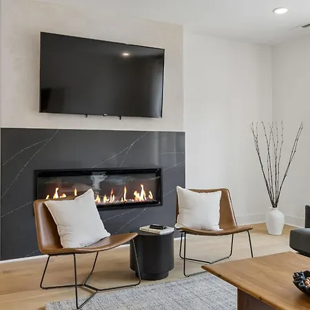 Elegant Townhome Rooftop Hot Tub & Fireplace Holiday home