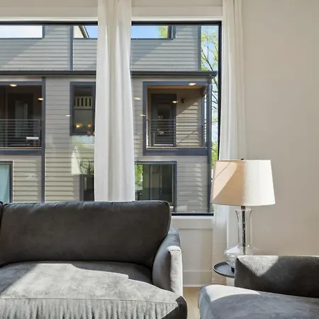 Stylish 3-story Townhome Hot Tub & Fireplace Holiday home *