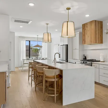 Modern Townhouse Rooftop Hot Tub & Fireplace *