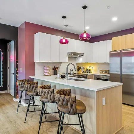 Walk To Broadway From The Hidden Gem With Pool Gym And Holiday home *
