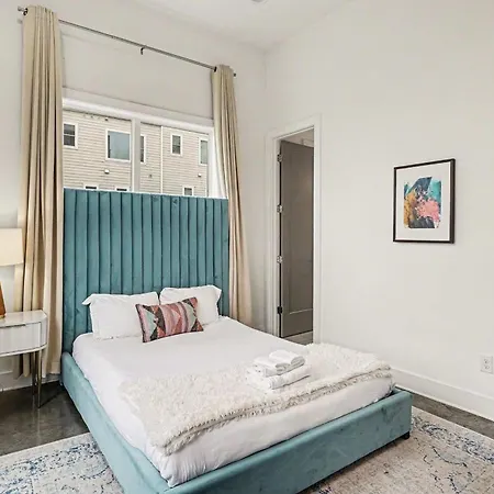 2 Trendy Townhomes W Rooftop Views Near Broadway Holiday home *