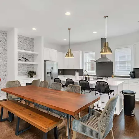 Stylish Townhome W Rooftop Views Near Broadway Holiday home Nashville