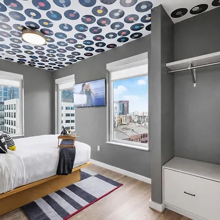 Holiday home Pianissimo-2 Units-rooftop Pool-gym-on Music Row