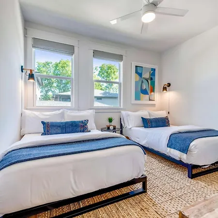 Two Beautiful Luxury Renovations Near Downtown Holiday home