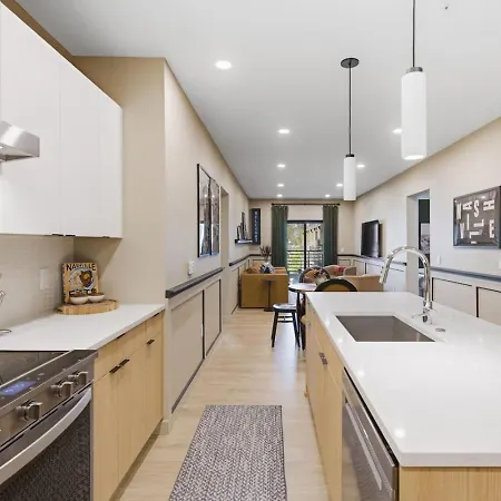 With Pool Balcony And Garage Walk To Downtown Broadway Holiday home Nashville