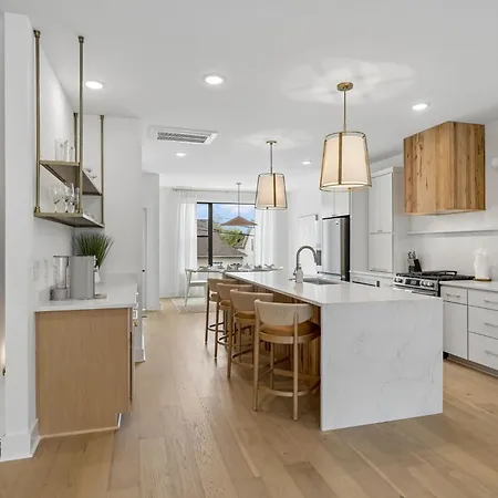 Modern Townhouse Rooftop Hot Tub & Fireplace Nashville