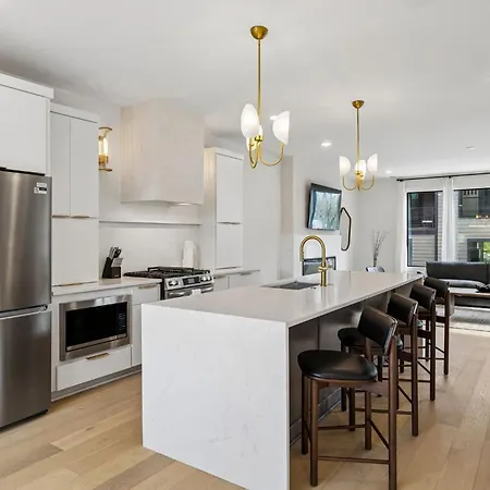 Stylish 3-story Townhome Hot Tub & Fireplace Holiday home Nashville