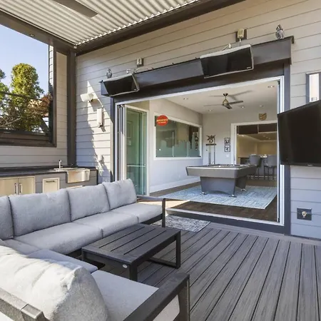 Germantown Stunner With A Skyline View Rooftop And Private Garage *
