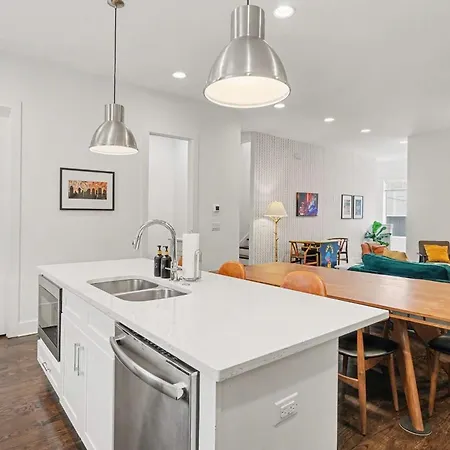2 Modern Townhomes W Rooftop Views Near Broadway Holiday home
