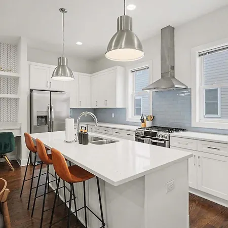 Holiday home 2 Modern Townhomes W Rooftop Views Near Broadway