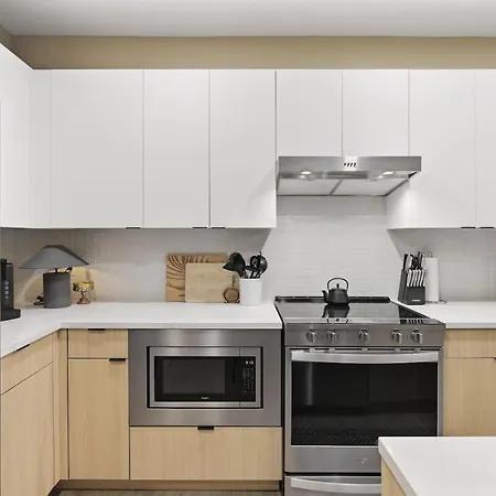 With Pool Balcony And Garage Walk To Downtown Broadway Holiday home