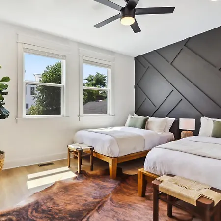 Modern Two Townhomes Close To Downtown Holiday home *