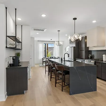 Elegant Townhome Rooftop Hot Tub & Fireplace Nashville