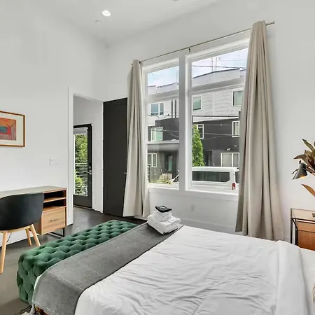 Holiday home Stylish Townhome W Rooftop Views Near Broadway