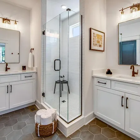 Holiday home Two Beautiful Luxury Renovations Near Downtown