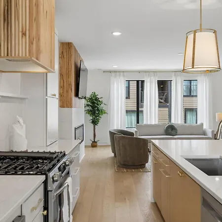 Modern Townhouse Rooftop Hot Tub & Fireplace *