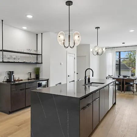 Holiday home Elegant Townhome Rooftop Hot Tub & Fireplace