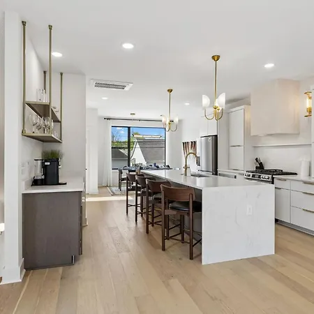 Stylish 3-story Townhome Hot Tub & Fireplace Nashville