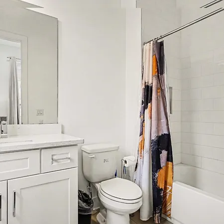 Holiday home 2 Stylish Townhomes W Rooftop Views Near Broadway Nashville