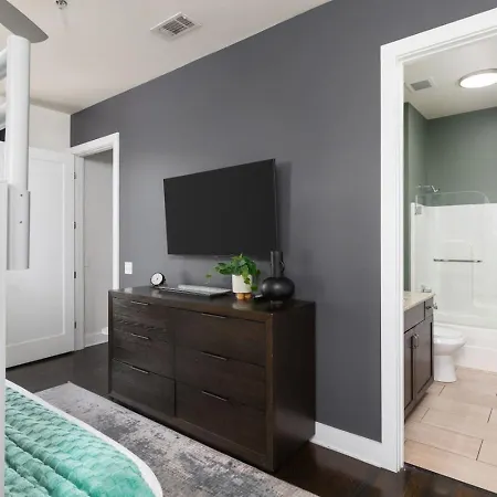 With Garage Parking - By Vanderbilt And Only 2 Miles To Downtown Holiday home *
