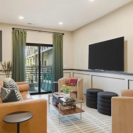 With Pool Balcony And Garage Walk To Downtown Broadway Holiday home