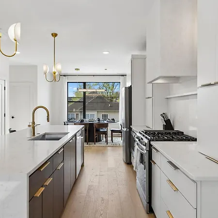 Stylish 3-story Townhome Hot Tub & Fireplace Holiday home