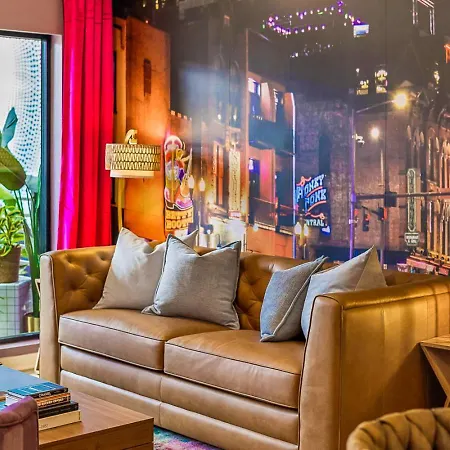 Walk To Broadway From The Hidden Gem With Pool Gym And Holiday home Nashville