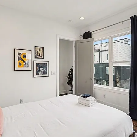 Holiday home 2 Trendy Townhomes W Rooftop Views Near Broadway