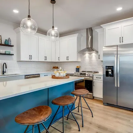 Two Beautiful Luxury Renovations Near Downtown Holiday home