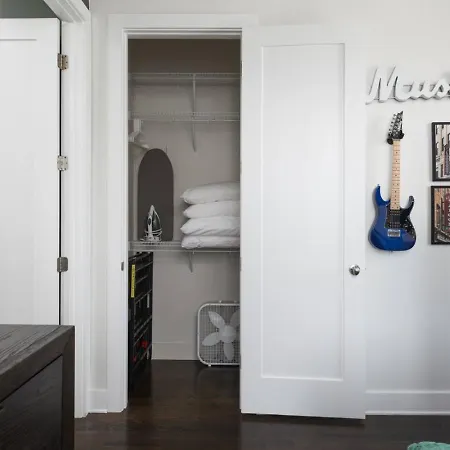 With Garage Parking - By Vanderbilt And Only 2 Miles To Downtown Holiday home