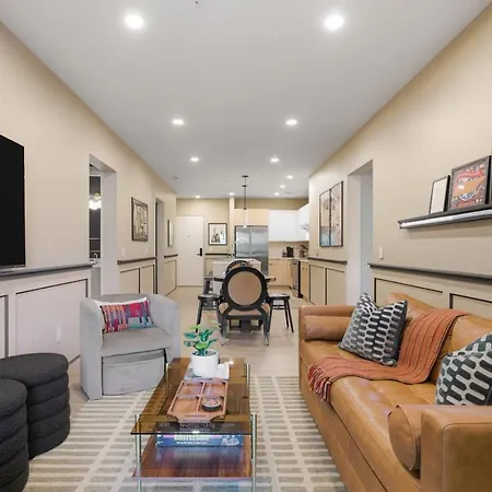 With Pool Balcony And Garage Walk To Downtown Broadway Nashville