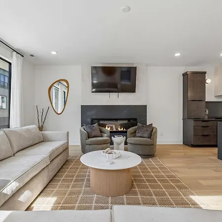 Multi-level Retreat With Hot Tub And Rooftop Views