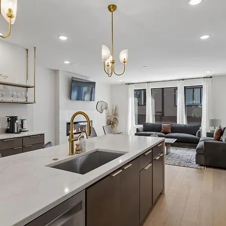 Luxury Townhouse With Exclusive Rooftop Hot Tub Holiday home