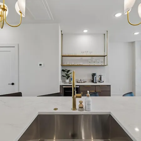 Luxury Townhouse With Exclusive Rooftop Hot Tub Holiday home *