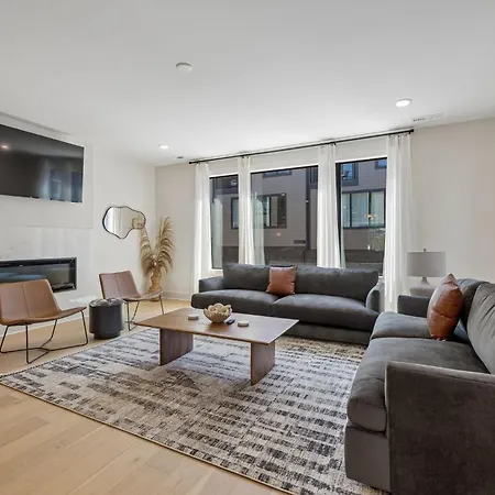 Luxury Townhouse With Exclusive Rooftop Hot Tub Holiday home