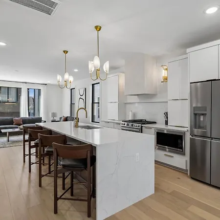 Luxury Townhouse With Exclusive Rooftop Hot Tub Holiday home