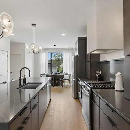 Elegant Townhome Rooftop Hot Tub & Fireplace *