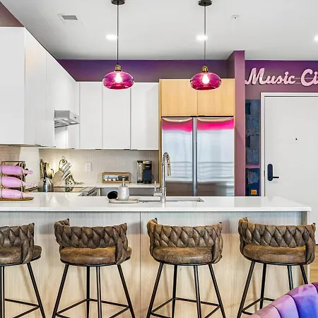 Walk To Broadway From The Hidden Gem With Pool Gym And Holiday home Nashville