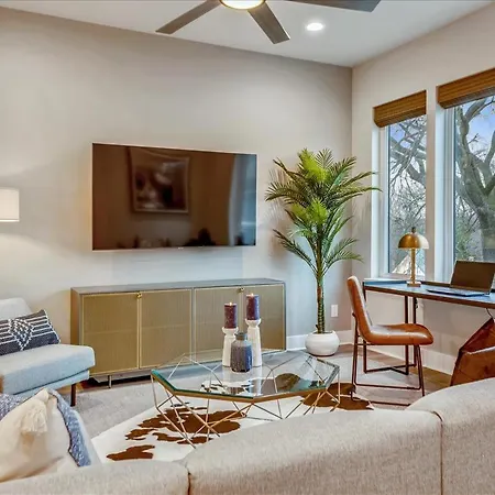 Holiday home Modern Southern Townhomes Private Hot Tub *
