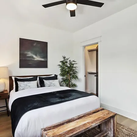 Modern Two Townhomes Close To Downtown Holiday home *